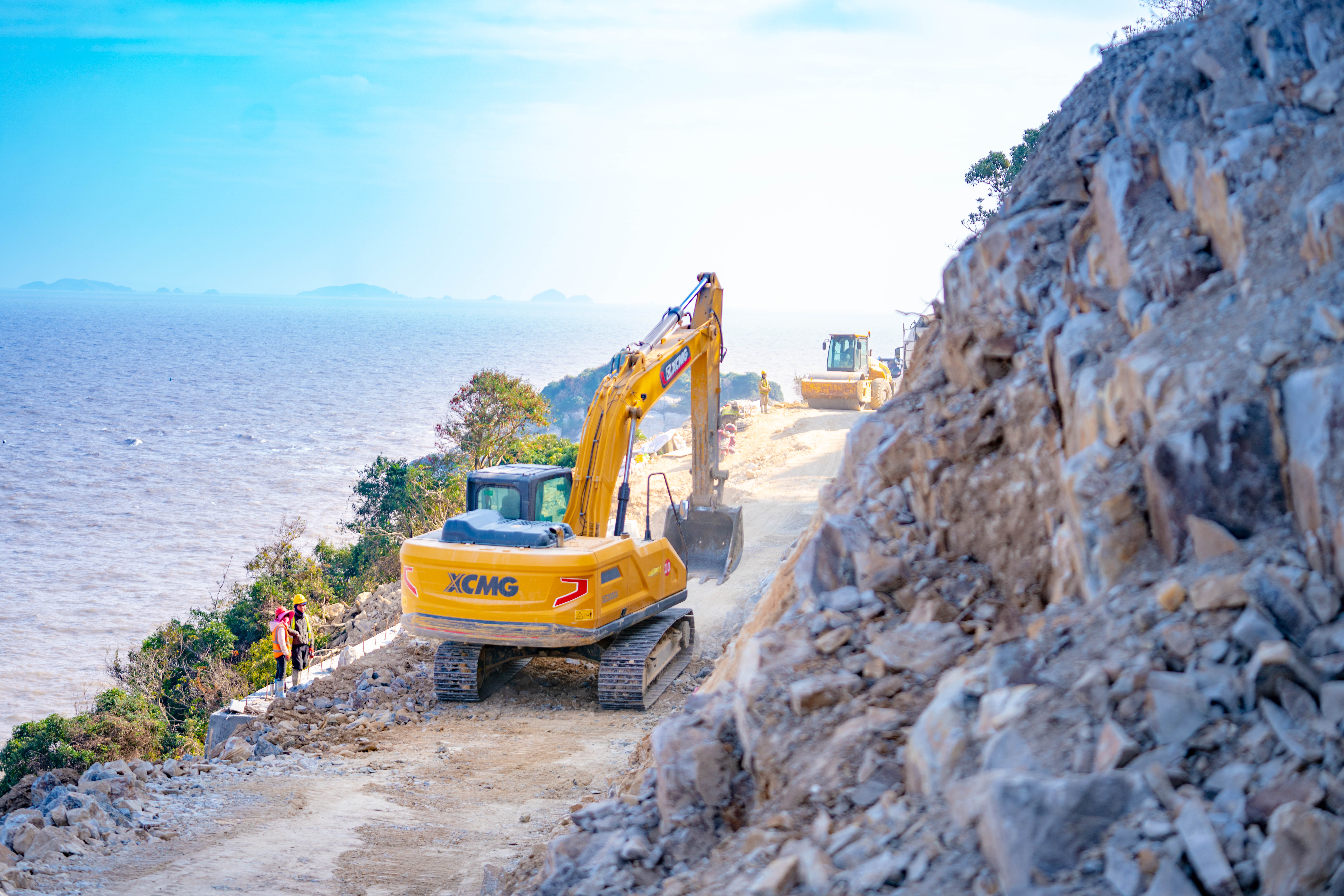 从荒芜到通途！海岛新画卷的“徐工笔触”